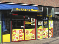 907825 Gezicht op de winkelpui van de Turkse bakkerij Merel (Merelstraat 50) te Utrecht.